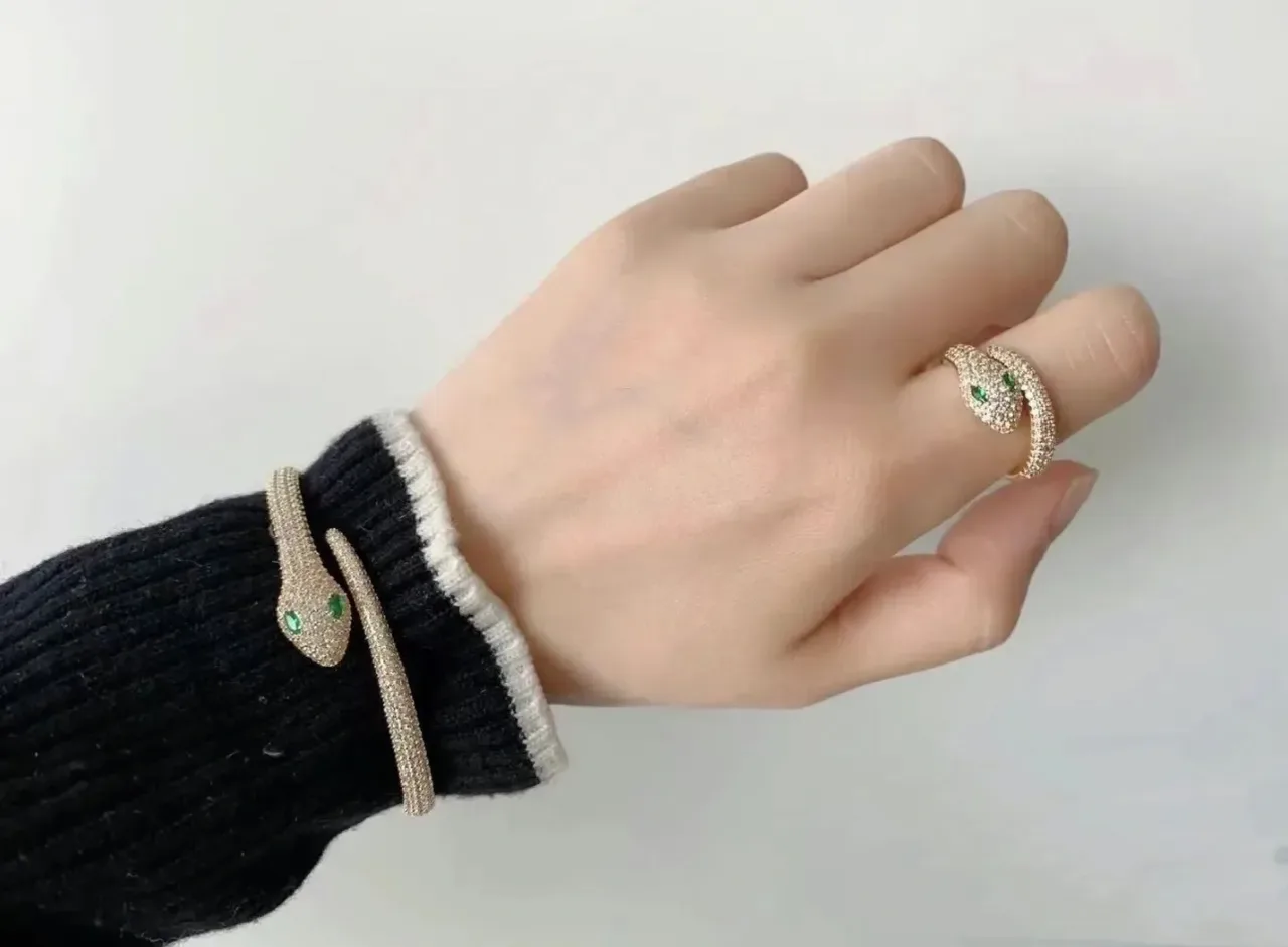Silver Green Snake-Shaped Pavé-Set Ring 4