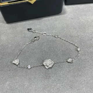Pulsera de Cadena con Pave Floral y Piedras Redondas Plateadas