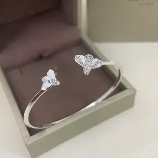 Bracelete de pulso aberto de tom prata com motif de abelha Pavé
