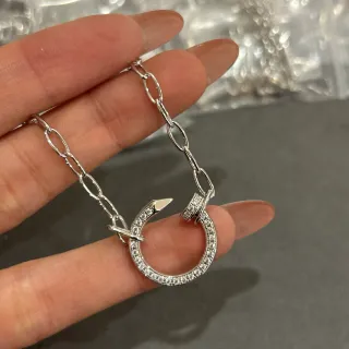 Colar de corrente com pingente circular prata pavê e fecho de unha