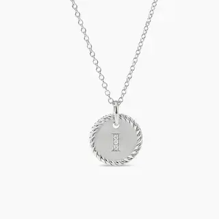 Collar con colgante de disco inicial 'I' con borde de cuerda en tono plateado
