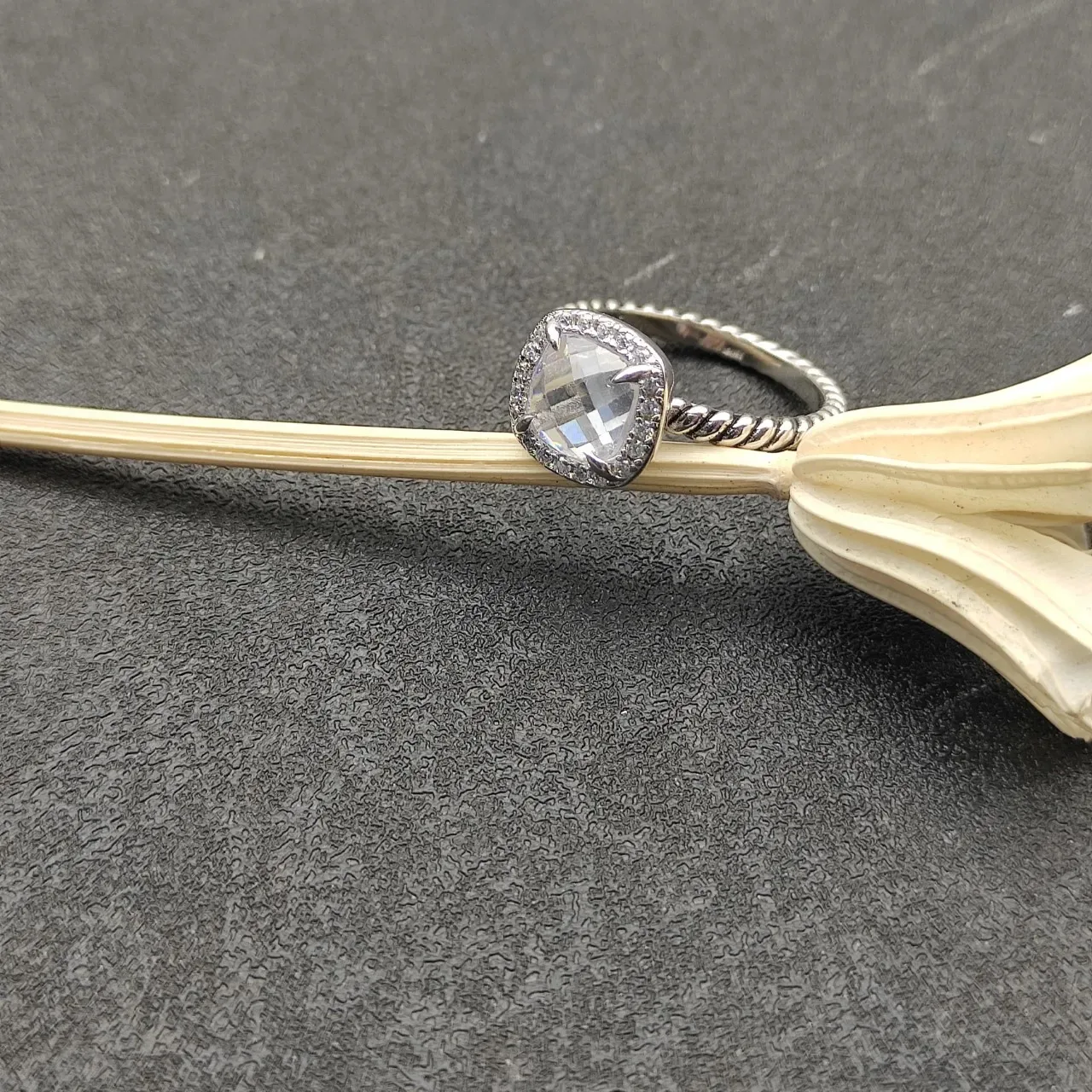 Silver-Tone Twisted Rope Band Cushion-Cut Faceted Stone Ring 7