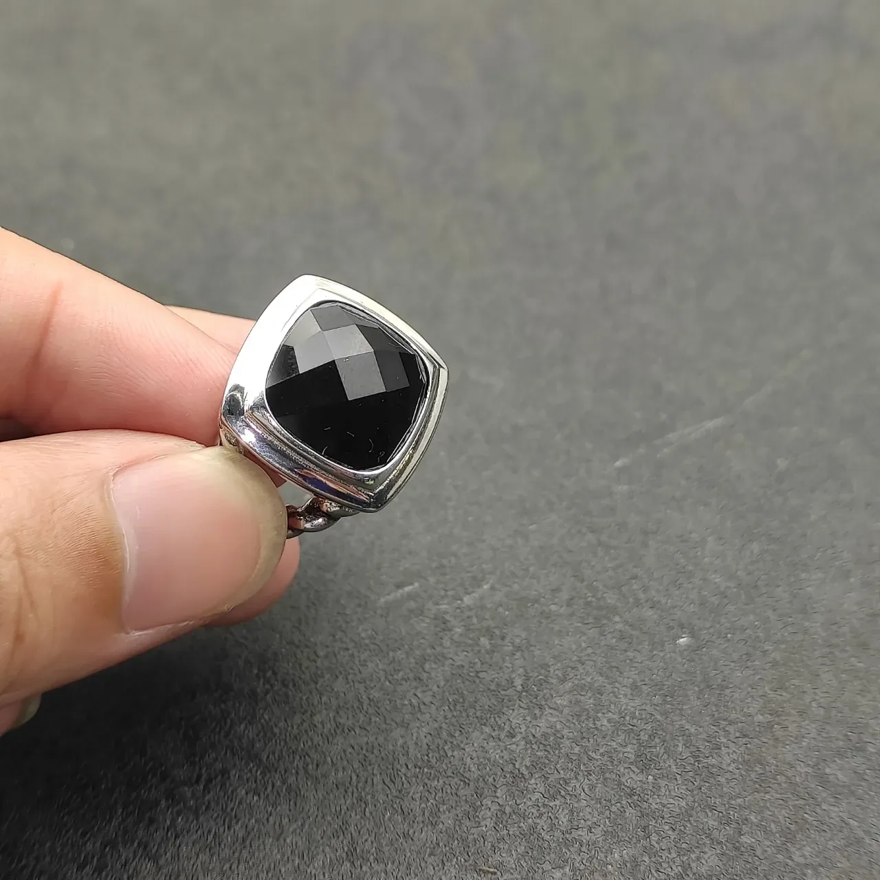 Silver-Toned Twisted Rope Band Faceted Black Stone Ring 7