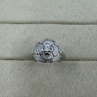 Anillo de plata con motivo floral blanco y piedras pavé-set