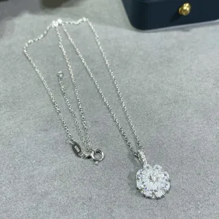 银白花卉吊坠多石光环设计项链