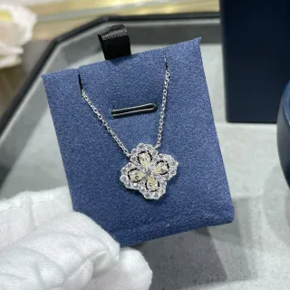 Colar prata amarelo floral quatréfolho pendente pavimentado com pedras transparentes