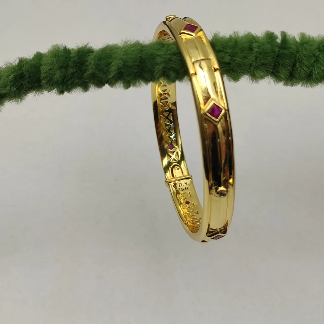 Vid Yurm Gold Red Geometric Lattice Interior Bracelet 6