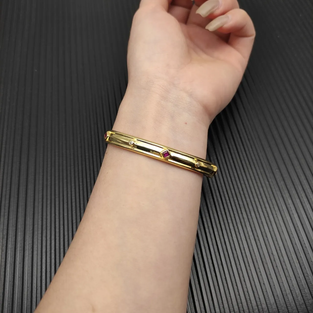 Vid Yurm Gold Red Geometric Lattice Interior Bracelet 7
