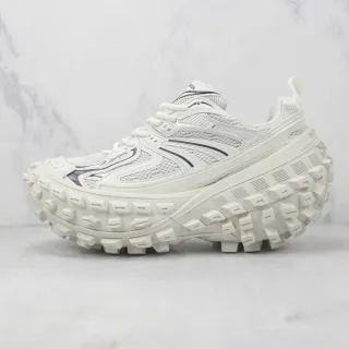Tênis lifestyle branco e preto com plataforma chunky