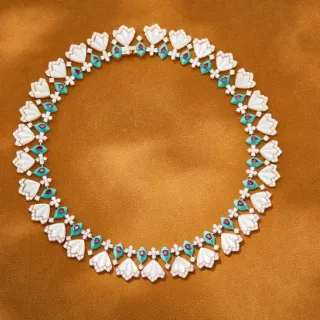 Collar de gota turquesa en forma de abanico de esmalte blanco y azul