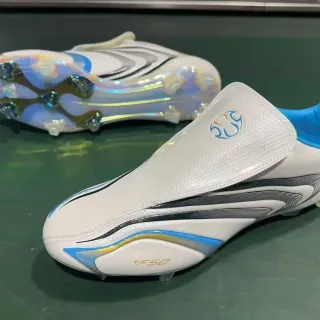 أبيض أزرق ذهبي Slip-On Sock-Fit Firm-Ground حذاء كرة القدم