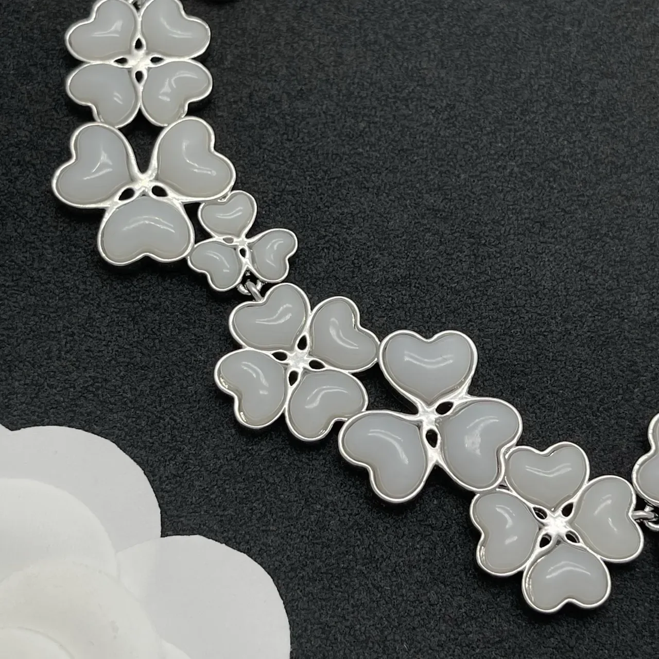 White Floral Heart Motif Silver-Tone Necklace 5
