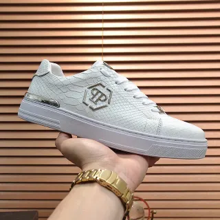 Tênis Lifestyle Branco Dourado com Parte Superior Texturizada em Padrão de Escamas de Serpente, Monograma Hexagonal