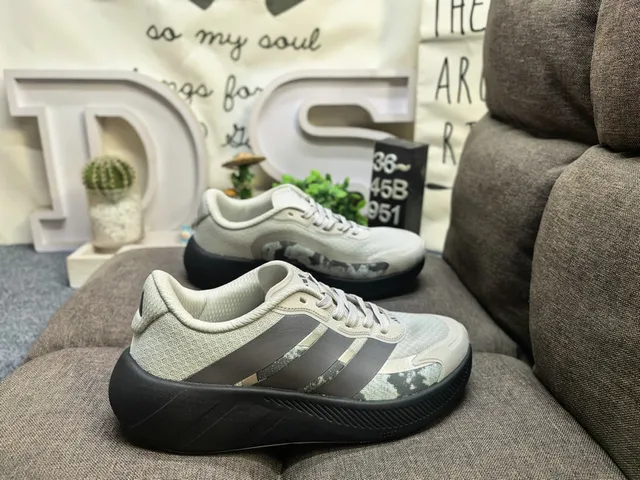 White Gradient Stripe Low-Top Mesh Sneakers 11