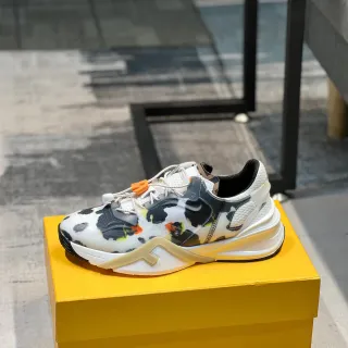 Tênis brancos multicolor chunky midsole cow-print camo upper