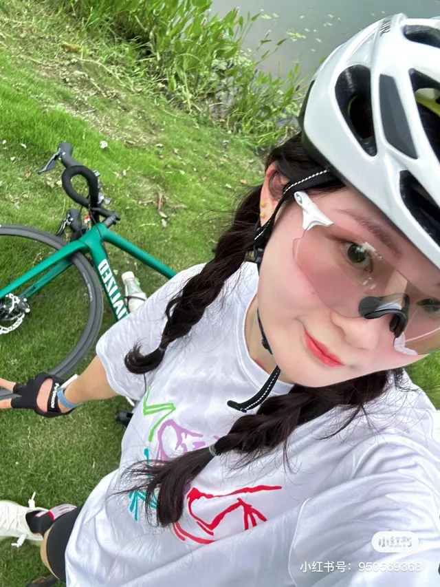 White Multicolor Cycling Helmet Graphic-Print T-Shirt Activewear 1