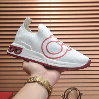 Tênis slip-on branco e vermelho, ajuste sock-fit, upper de knit, oversized com logo gráfico