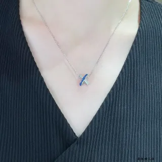 Colar com pingente em forma de X pavé e pedra azul