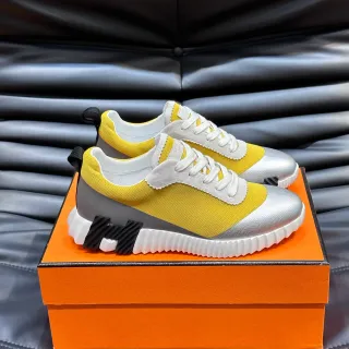 Tênis com malha e camurça amarelo e prata color-blocked, parte superior escultura com relevos, sola intermediária
