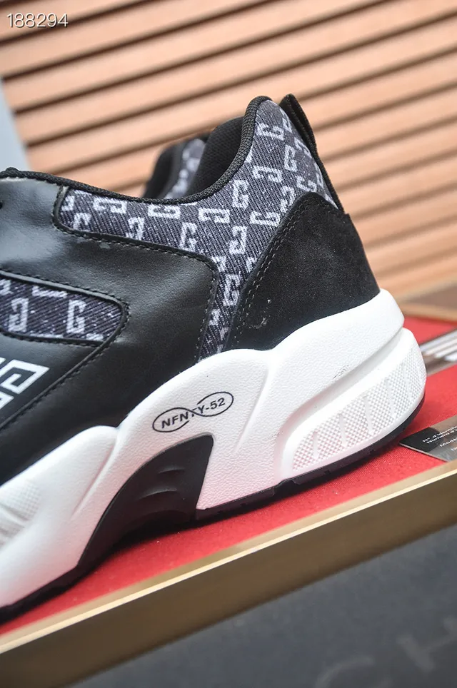 Givenchy City Sport Monogramadas negras y blancas chunky sneakers 3
