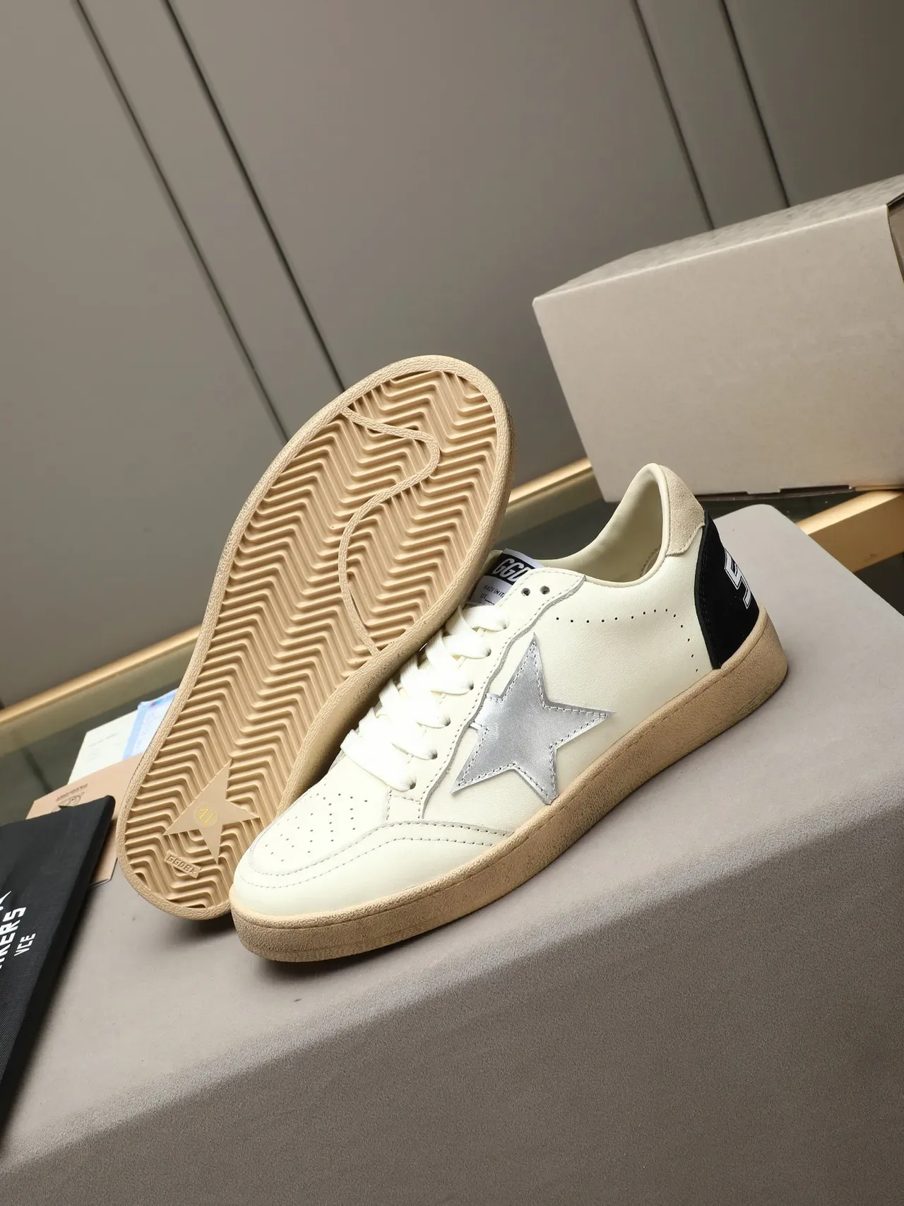 Golden Goose Ball Star حذاء رياضي أسلوب حياة Off-White وأسود 4