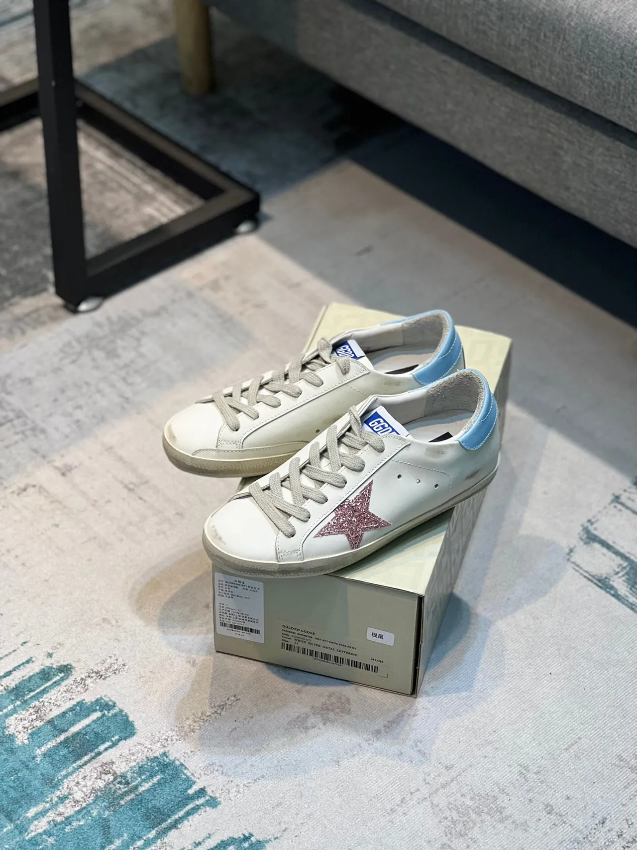 Golden Goose Superstar Sneakers de style de vie blancs bleus en cuir abîmé avec paillettes étoile appliqué 2