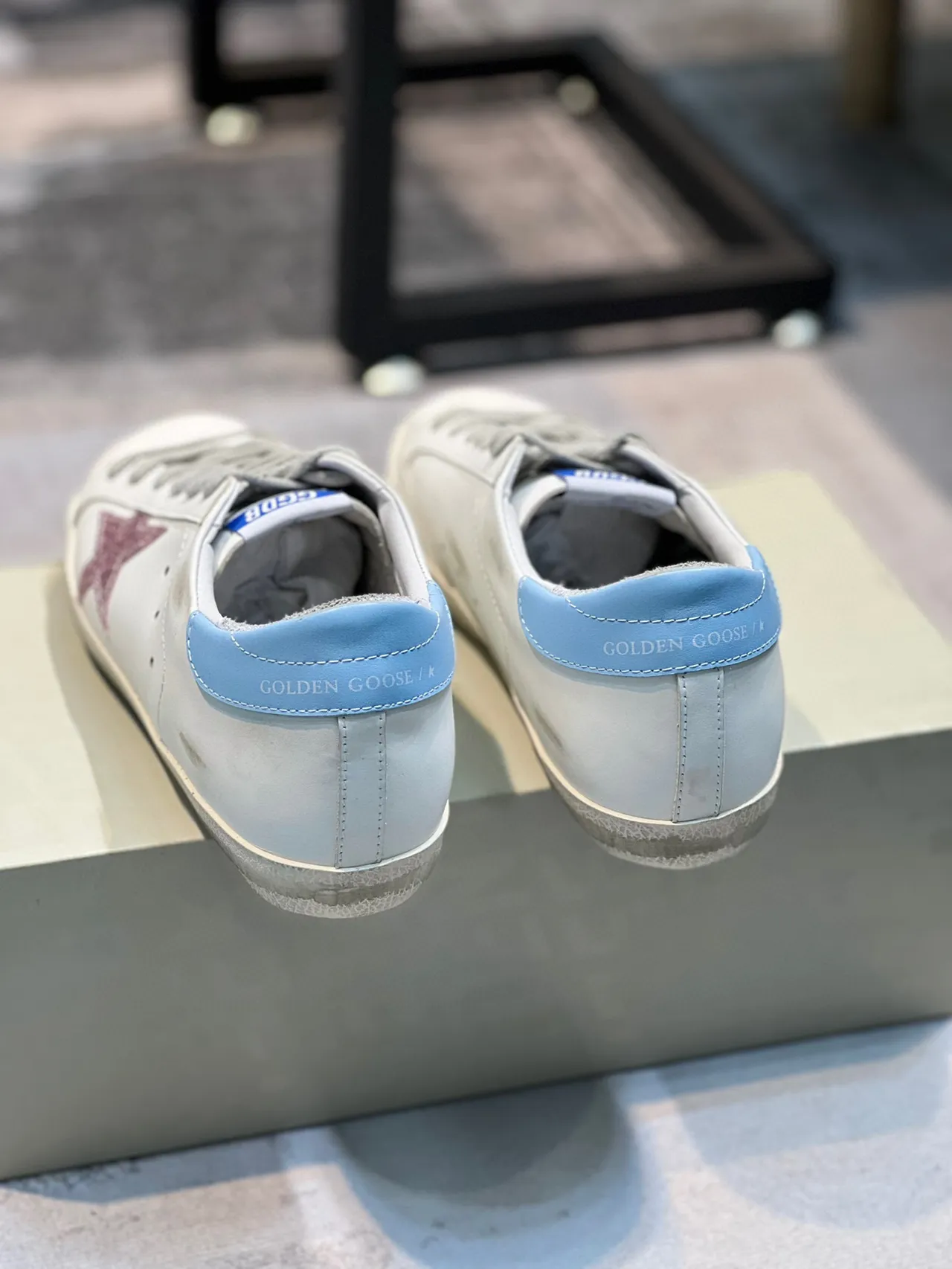 Golden Goose Superstar Sneakers de style de vie blancs bleus en cuir abîmé avec paillettes étoile appliqué 3