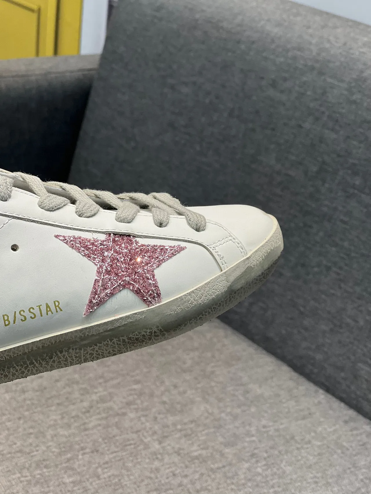 Golden Goose Superstar Sneakers de style de vie blancs bleus en cuir abîmé avec paillettes étoile appliqué 4