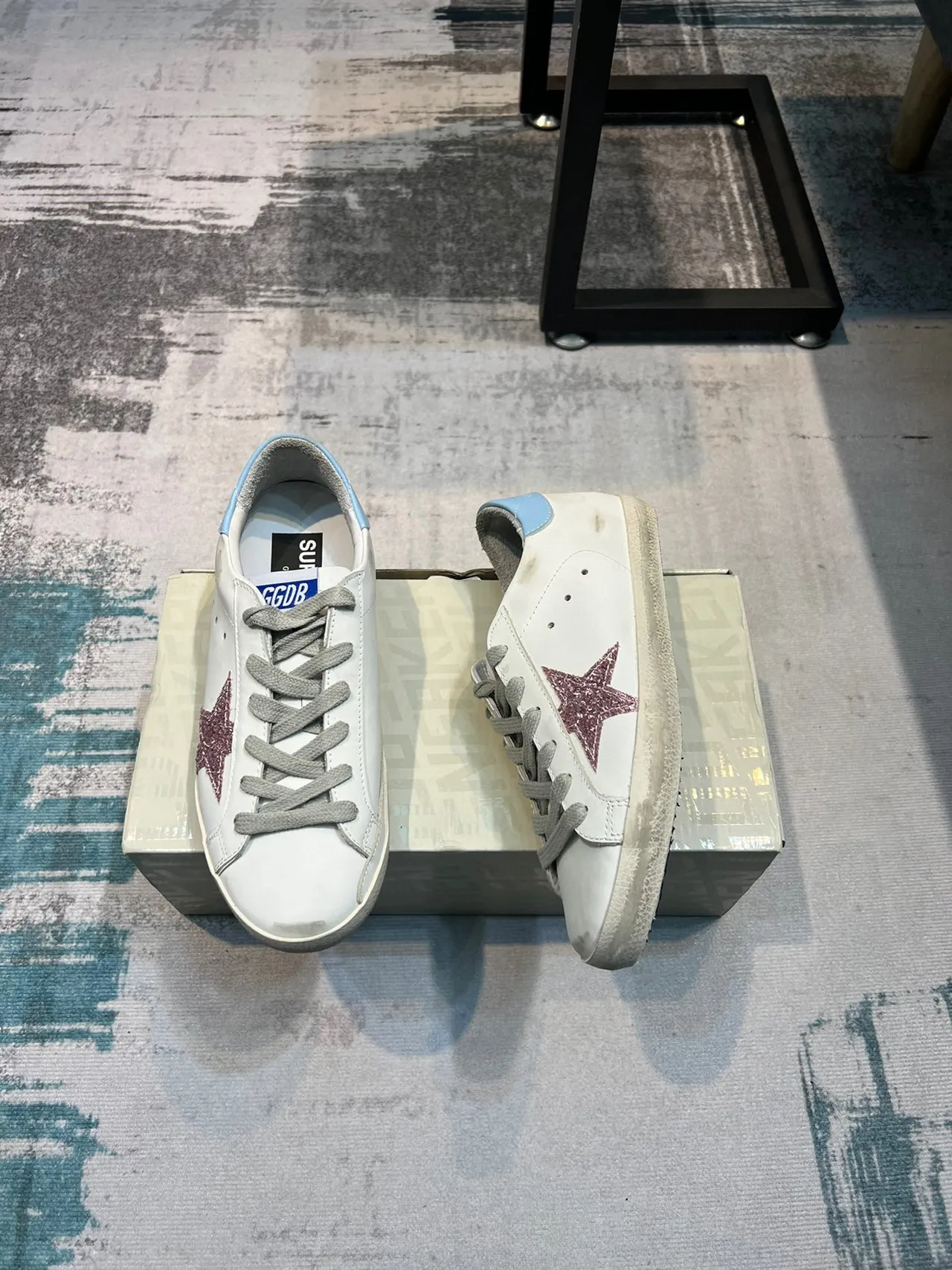 Golden Goose Superstar Sneakers de style de vie blancs bleus en cuir abîmé avec paillettes étoile appliqué 5