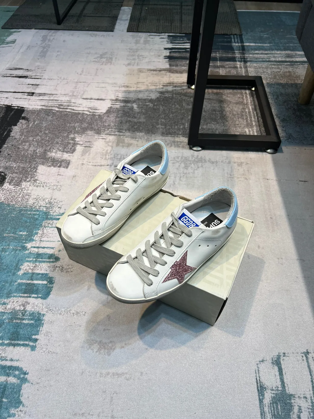 Golden Goose Superstar Sneakers de style de vie blancs bleus en cuir abîmé avec paillettes étoile appliqué 6