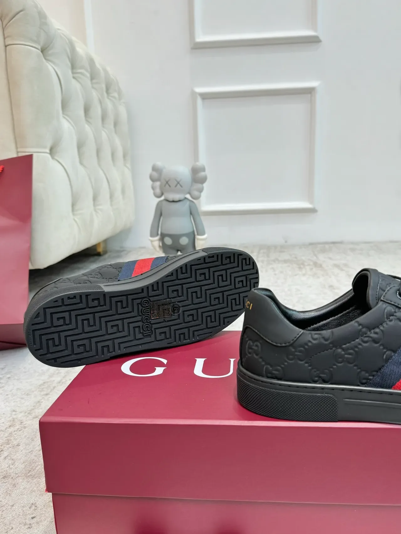 Gucci Ace أسود GG Embossed Web Stripe سينيكرز لايف ستايل 2