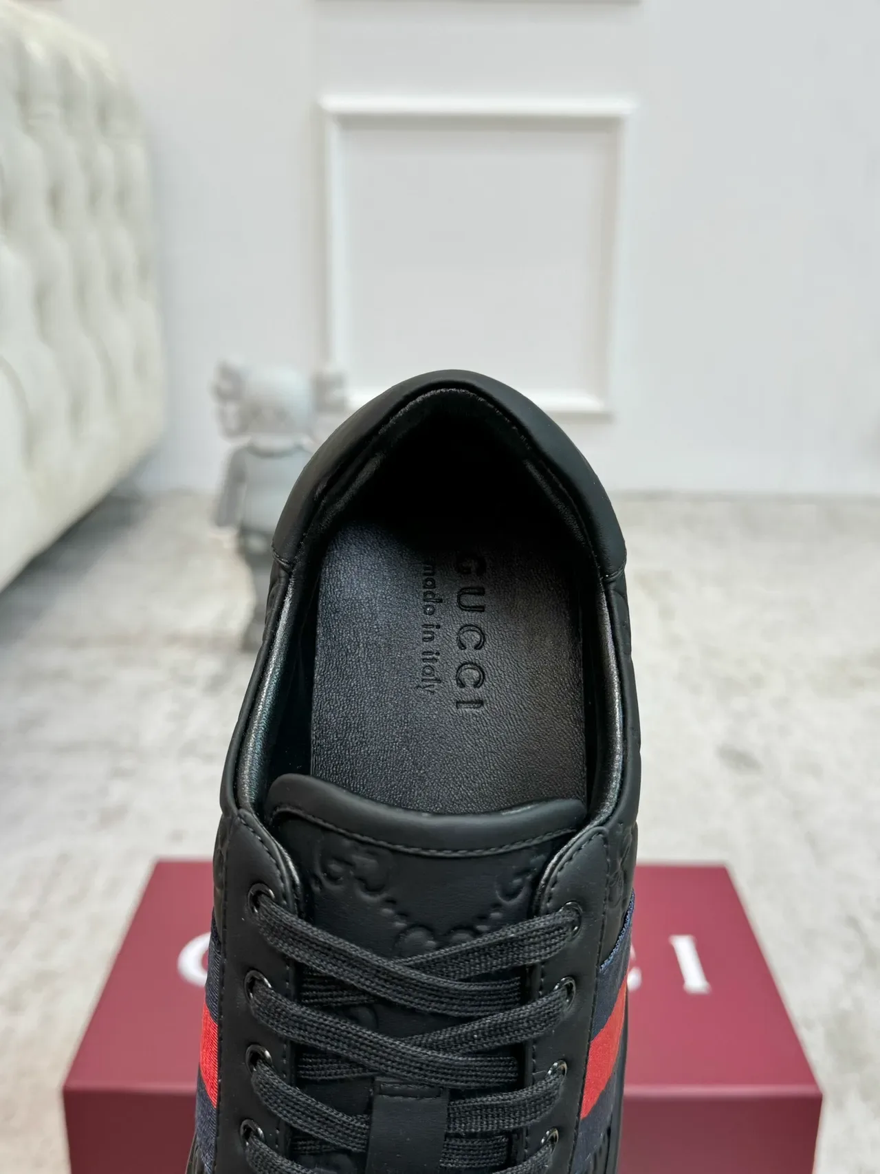 Gucci Ace أسود GG Embossed Web Stripe سينيكرز لايف ستايل 3