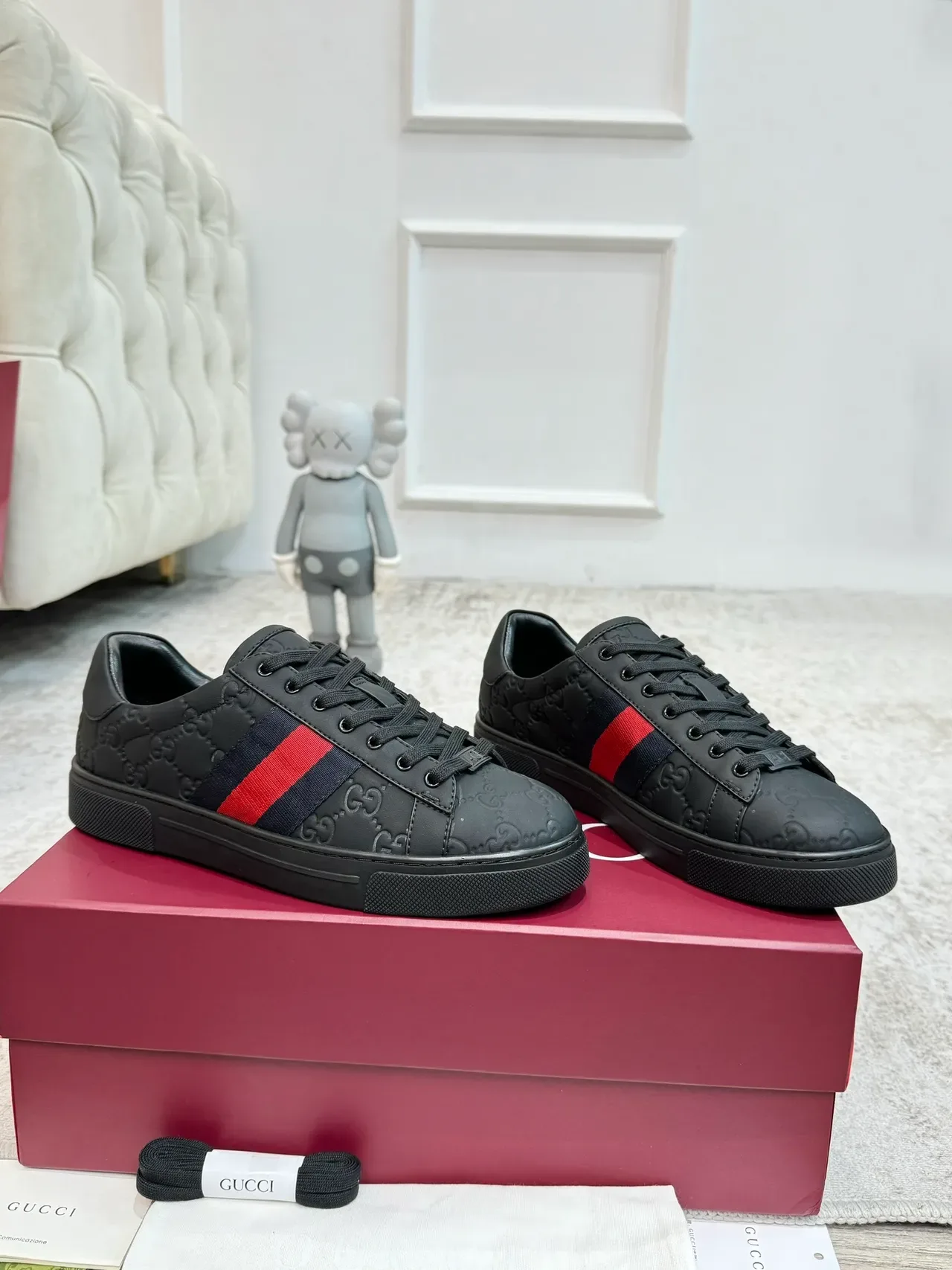 Gucci Ace أسود GG Embossed Web Stripe سينيكرز لايف ستايل 4