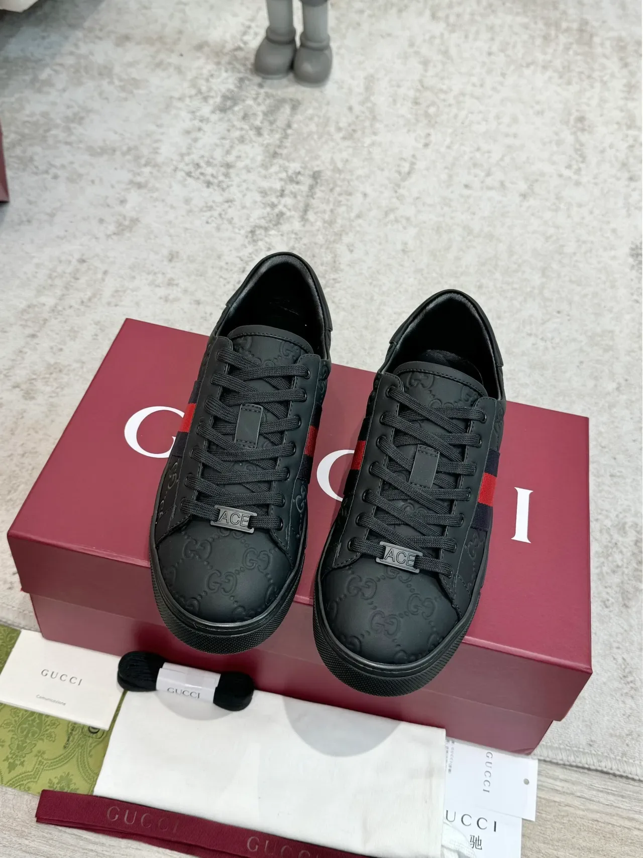 Gucci Ace أسود GG Embossed Web Stripe سينيكرز لايف ستايل 5