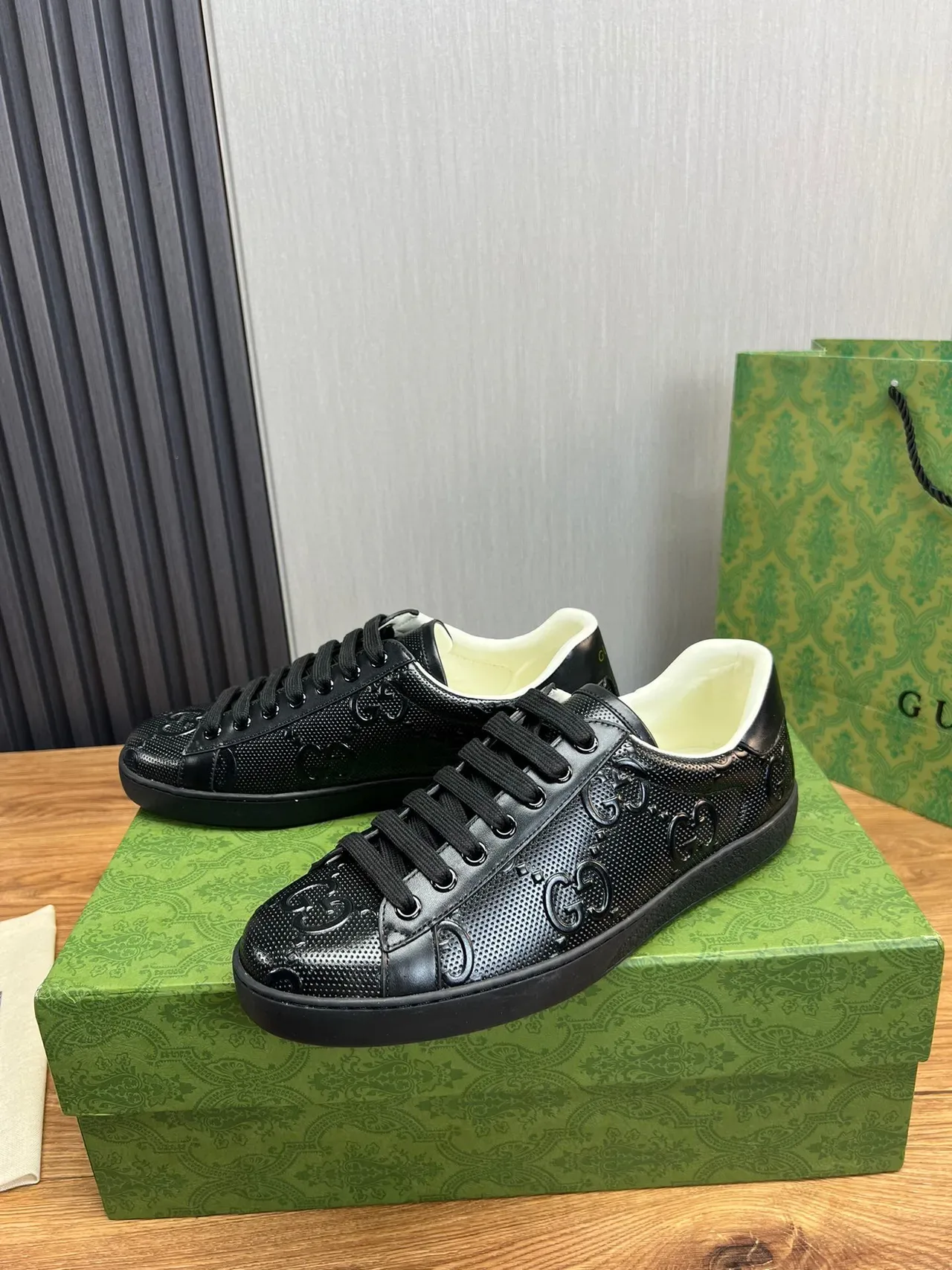 Gucci Ace Sneakers Lifestyle Pretas Perfuradas GG Monogram 3