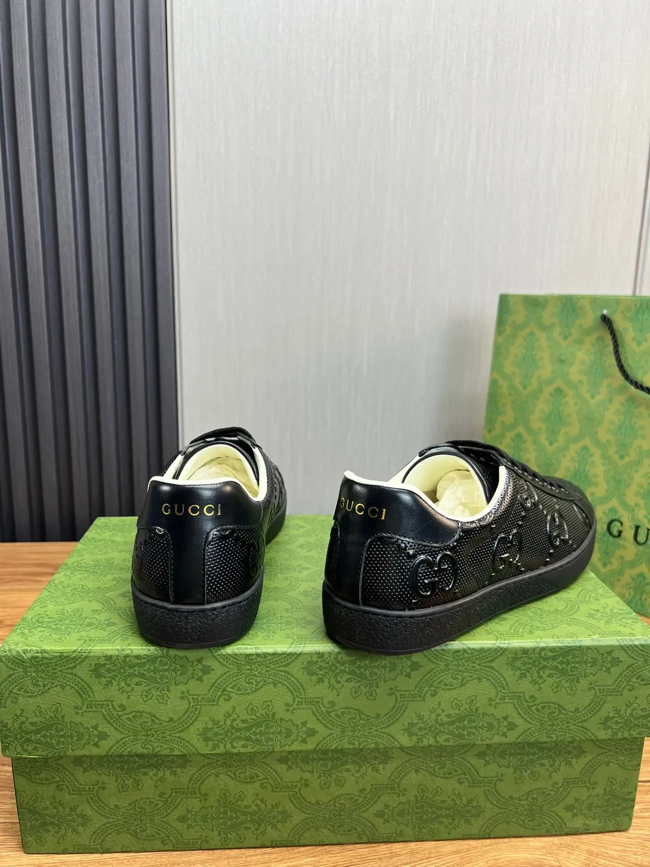 Gucci Ace Sneakers Lifestyle Pretas Perfuradas GG Monogram 4