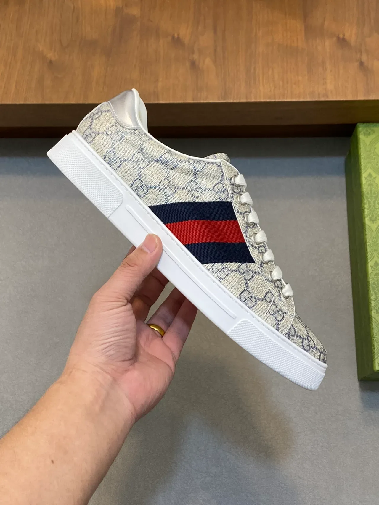 Gucci Ace GG Monogram Canvas Web Stripe حذاء رياضي لايف ستايل 4