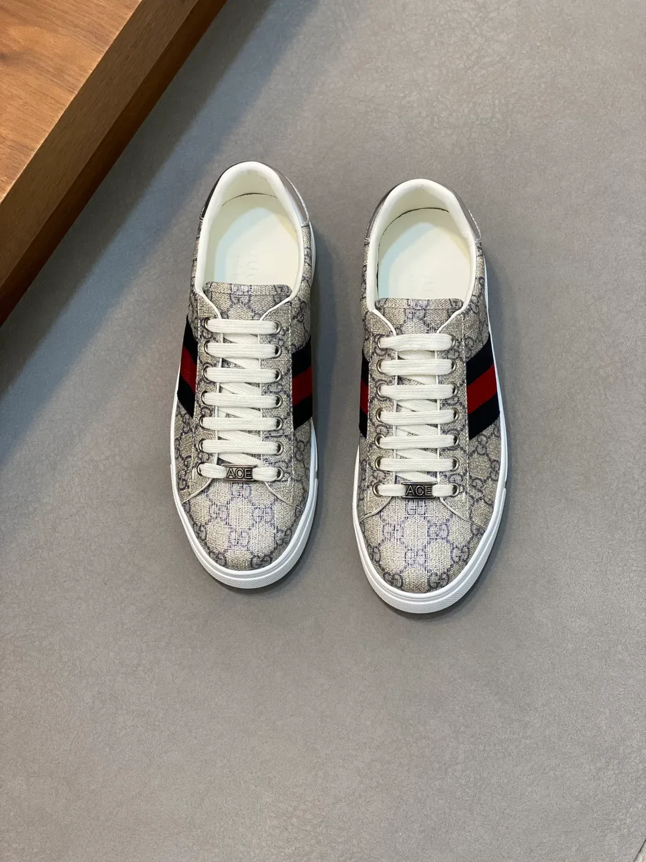 Gucci Ace GG Monogram Canvas Web Stripe حذاء رياضي لايف ستايل 5