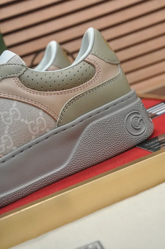 Gucci Sneakers Lifestyle Beige Gris Monogrammées Textil Supérieur Perforé Tab Talon 9