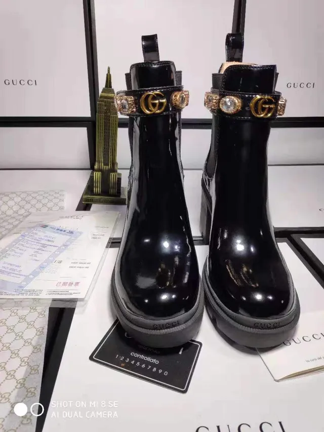 Gucci Bottines de cheville en cuir verni noir et doré brillant orné de cristaux sur la sangle 2
