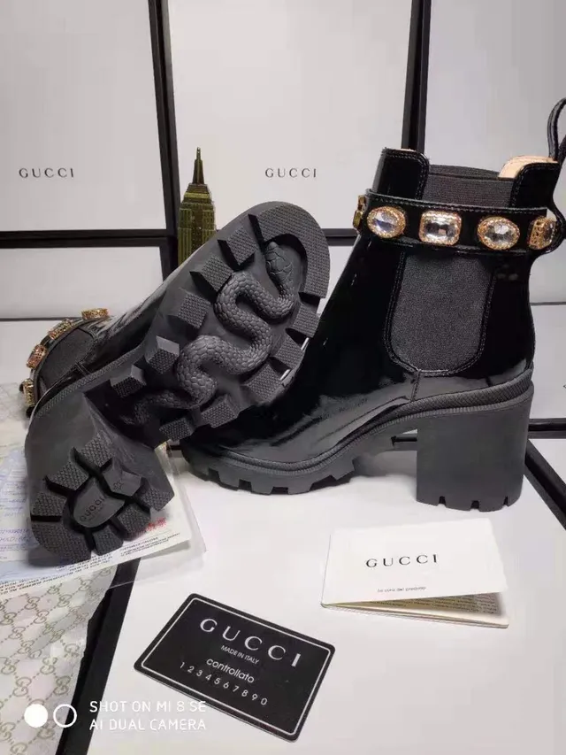 Gucci Bottines de cheville en cuir verni noir et doré brillant orné de cristaux sur la sangle 3