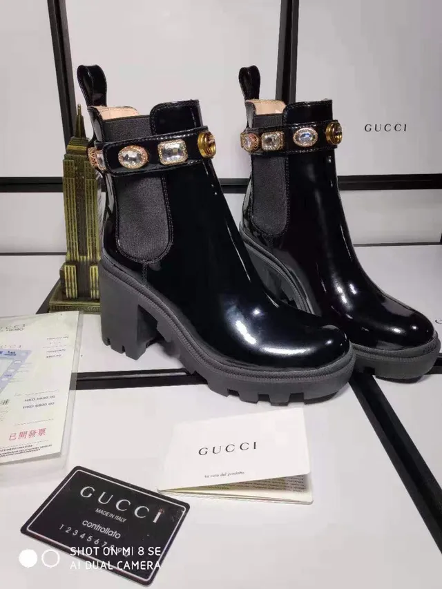 Gucci Bottines de cheville en cuir verni noir et doré brillant orné de cristaux sur la sangle 4