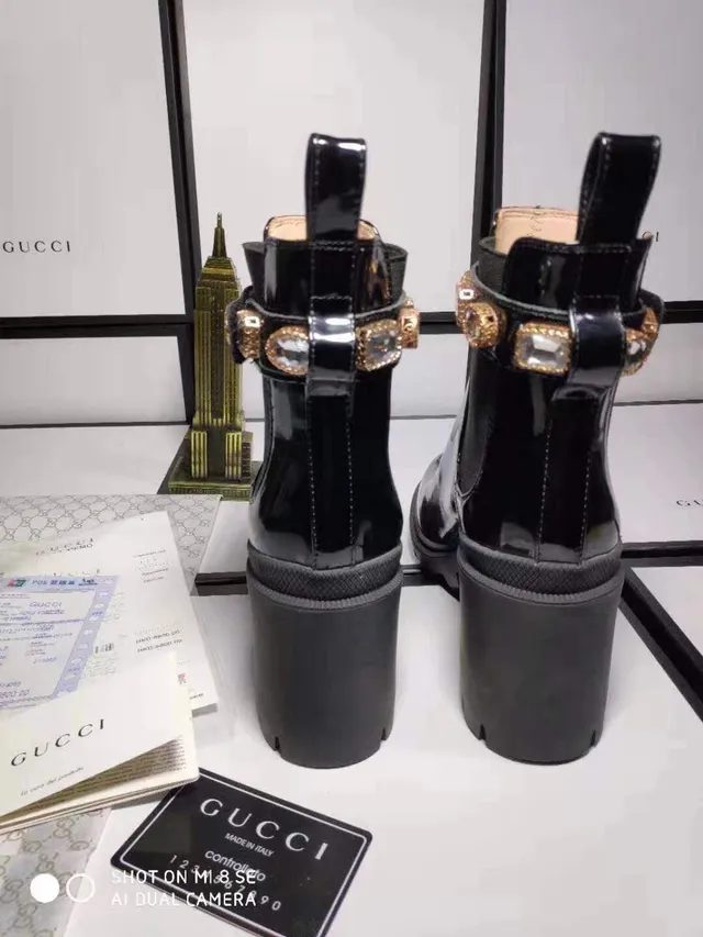 Gucci Bottines de cheville en cuir verni noir et doré brillant orné de cristaux sur la sangle 5