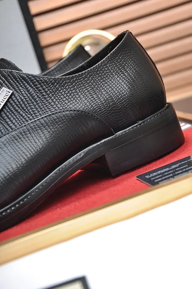 Gucci Sapatos Oxford de ponta redonda com couro de lagarto embossado preto 2