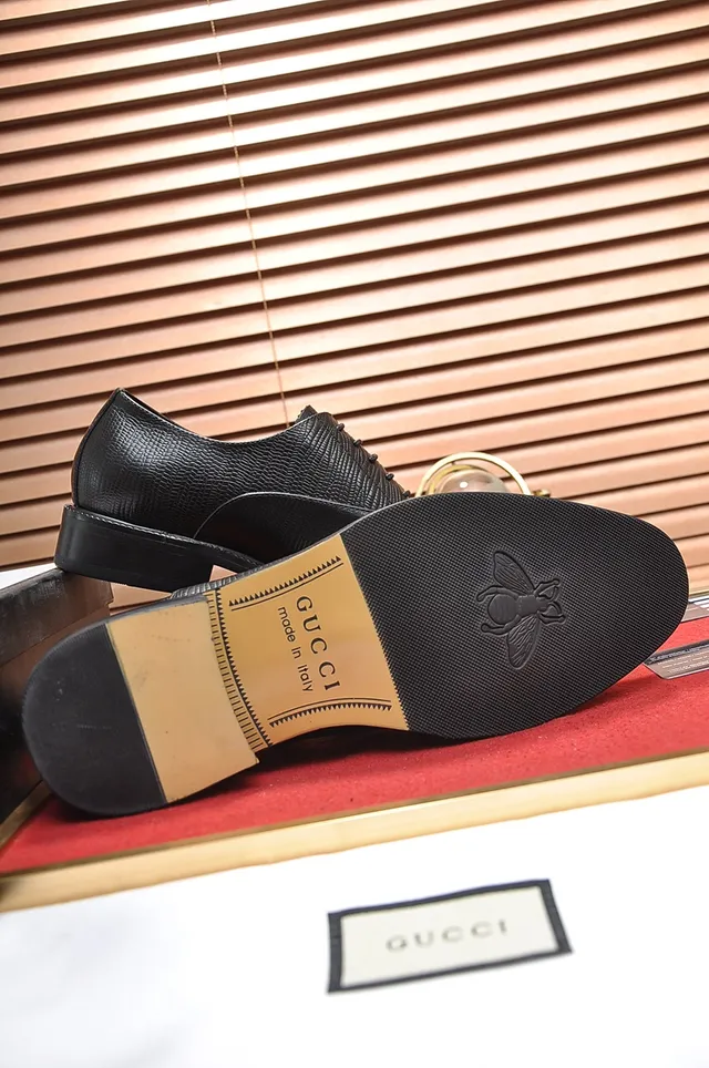 Gucci Sapatos Oxford de ponta redonda com couro de lagarto embossado preto 3