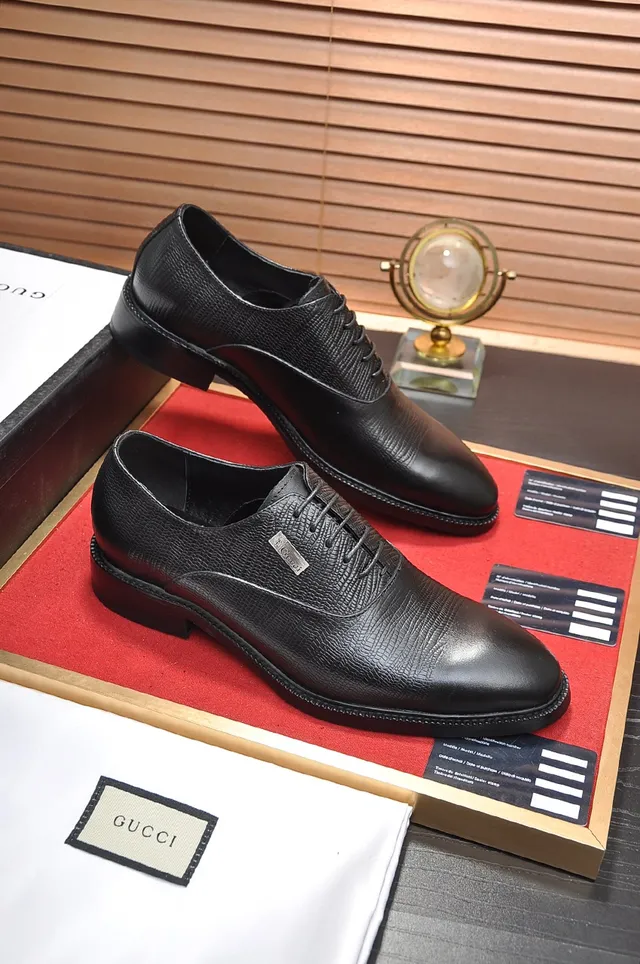 Gucci Sapatos Oxford de ponta redonda com couro de lagarto embossado preto 4