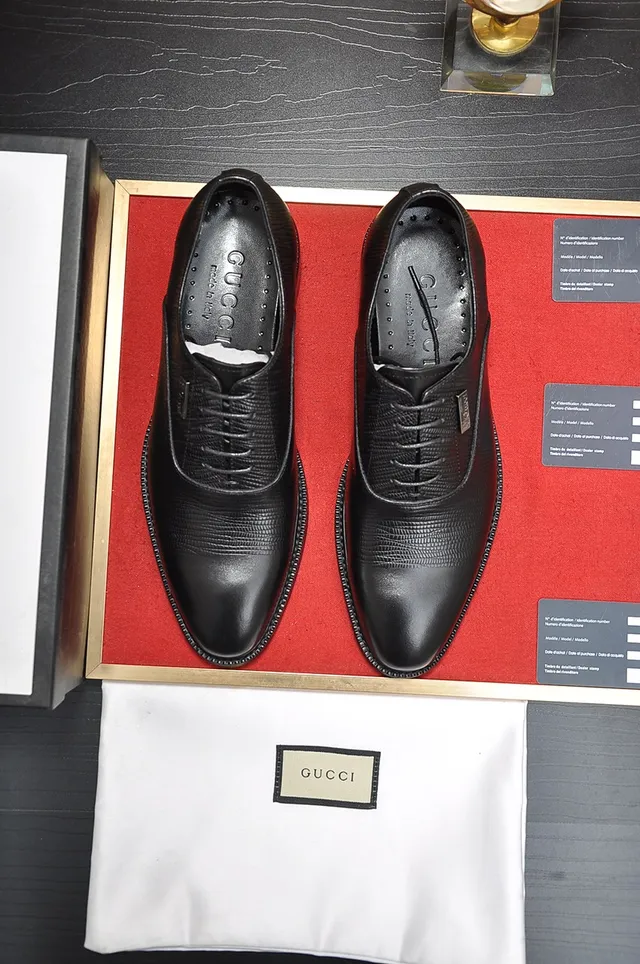 Gucci Sapatos Oxford de ponta redonda com couro de lagarto embossado preto 5