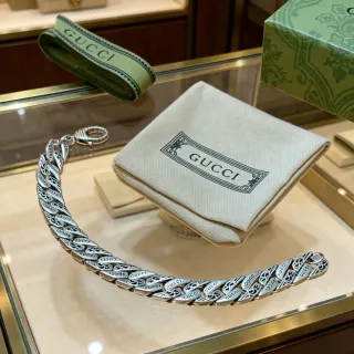 Gucci Cadena Plata Beige Gruesa Curb Grabada Marca Pulsera