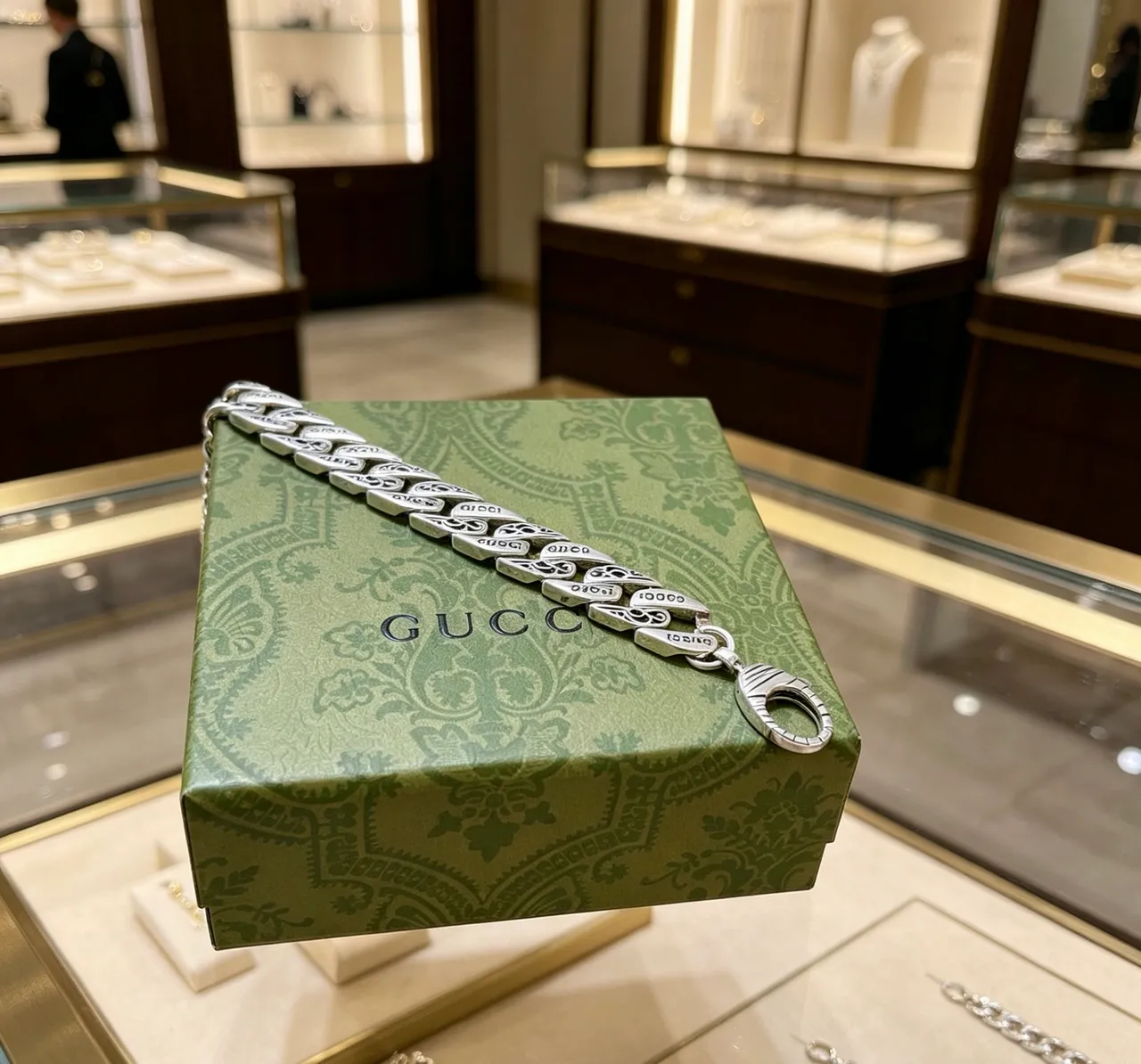Gucci Chain Silver Beige Chunky Curb Engraved Branding Bracelet 2