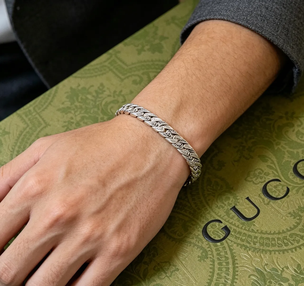 Gucci Chain Silver Beige Chunky Curb Engraved Branding Bracelet 5